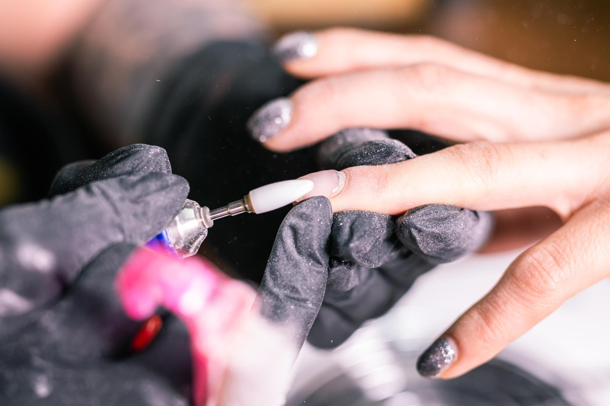 ongles polygel : technique, tenue, avantages et erreurs à éviter