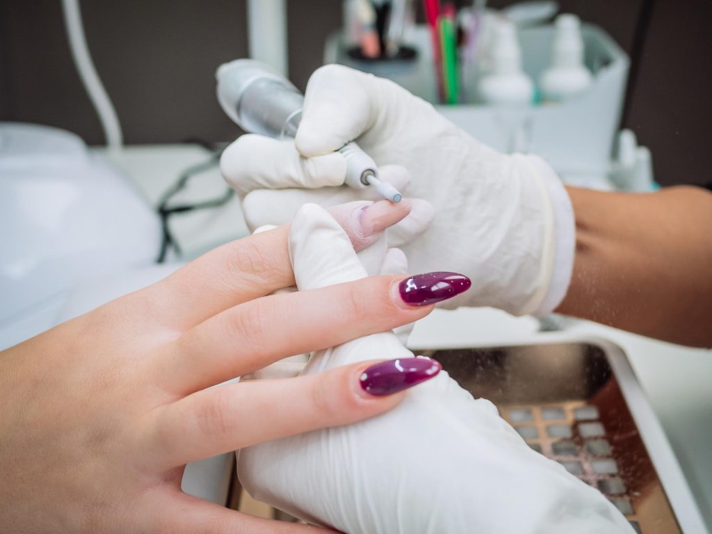 ongles polygel : technique, tenue, avantages et erreurs à éviter