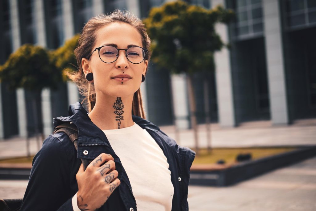 Une femme ayant plusieurs piercing sur le visage