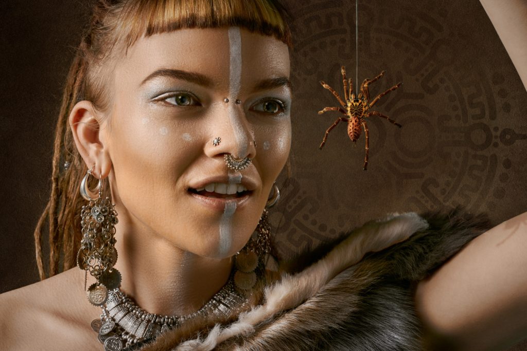 une femme avec beaucoup de piercing