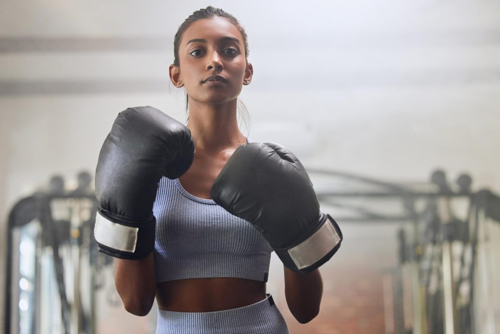 Une femme qui profite des 10 bienfaits de la boxe