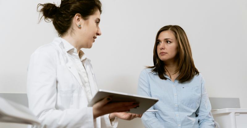 Une femme qui consulte une naturopathe