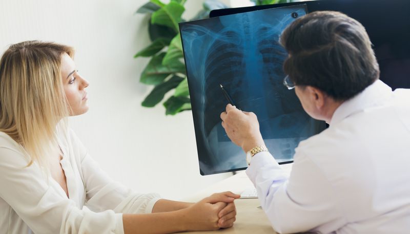 Un docteur qui explique ce que c'est une côte fêlée