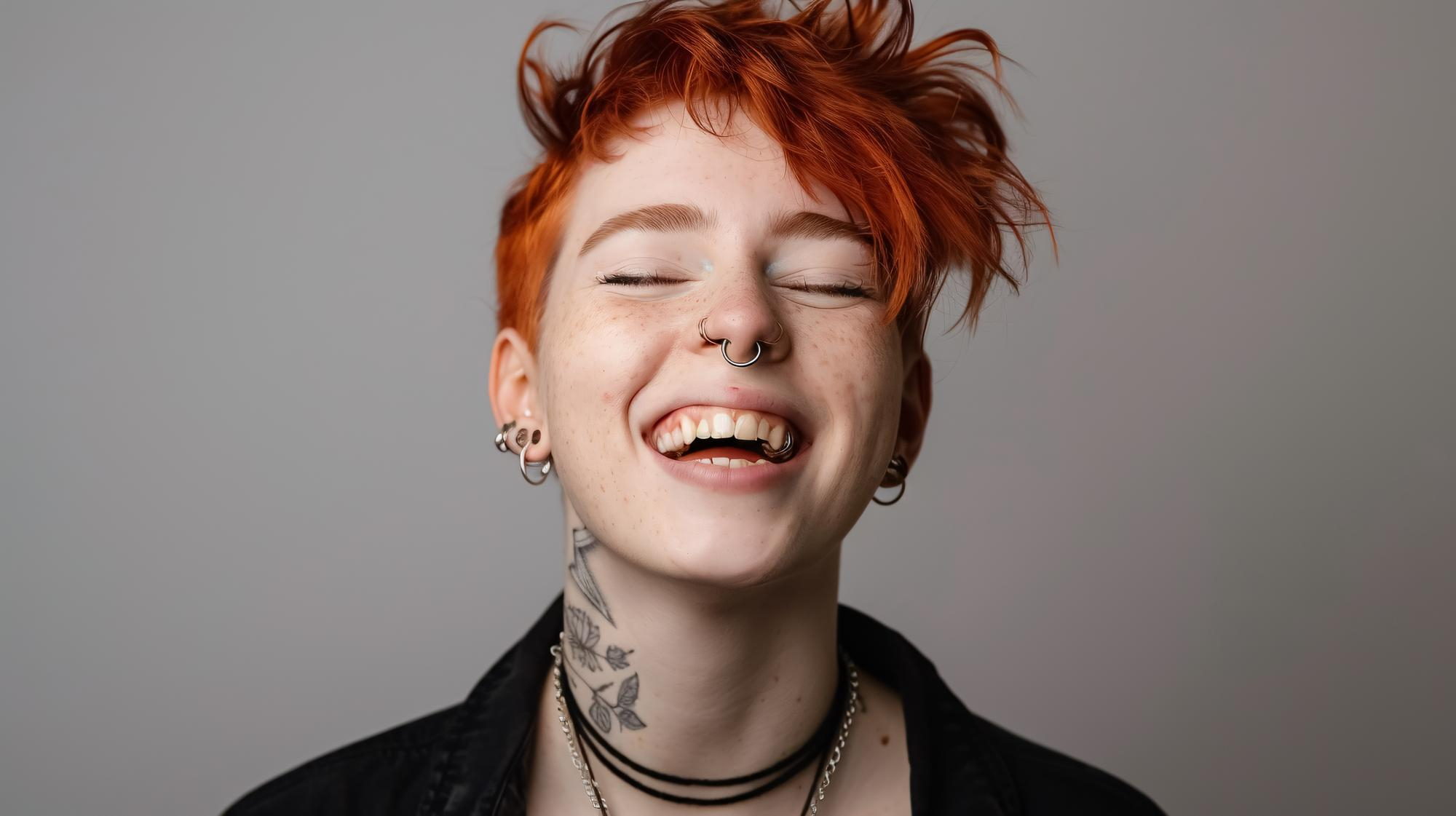 Une jeune femme qui a beaucoup de piercing et qui en est fière
